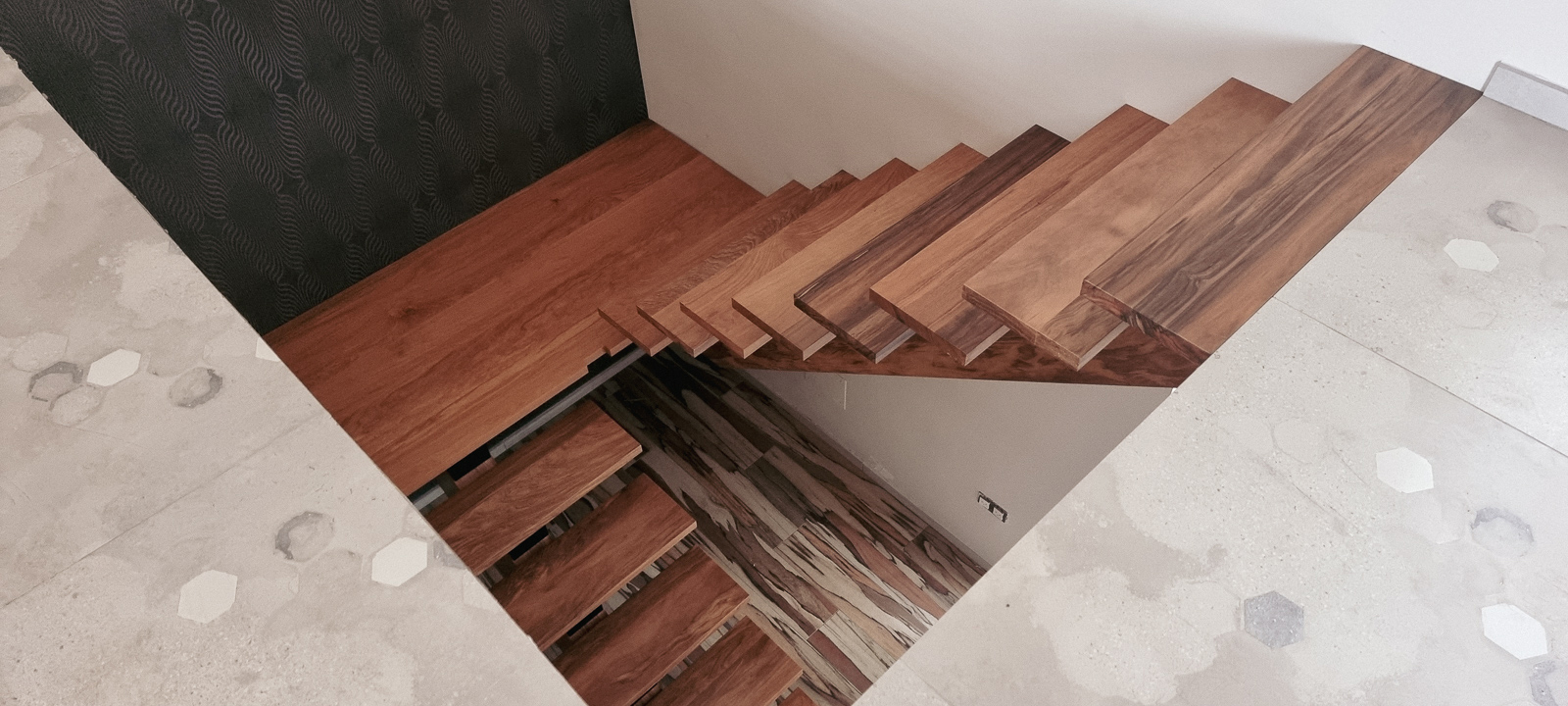 Escalier bois sur mesure au Guillaume / Menuisier 974